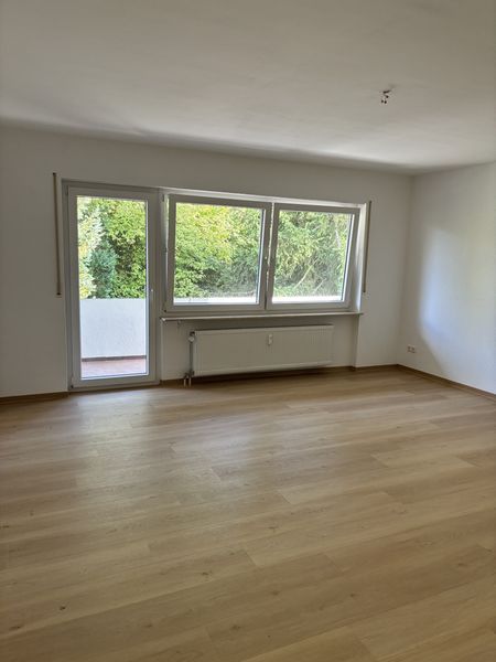 Helle, großzügig geschnittene 2 Zimmer Wohnung mit Balkon